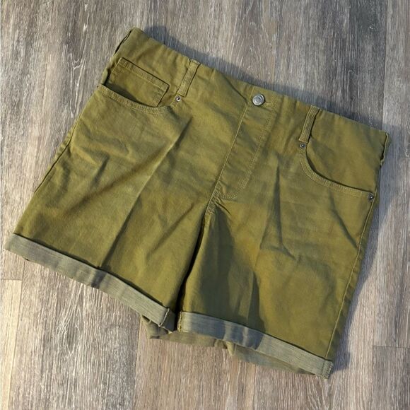 Time & Tru Olive Green Women's Denim pull-on Shorts Sz 12/14 - Picture 1 of 3